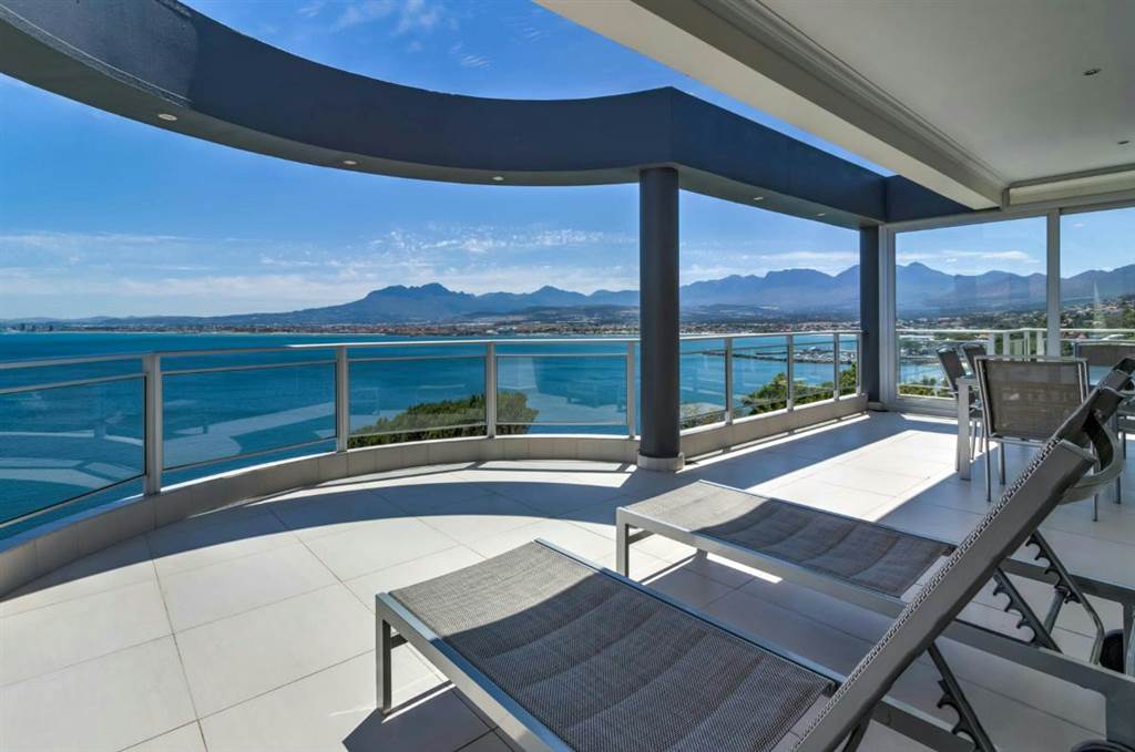 4 Bed House in Gordons Bay Central photo number 4