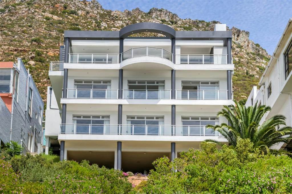 4 Bed House in Gordons Bay Central photo number 1