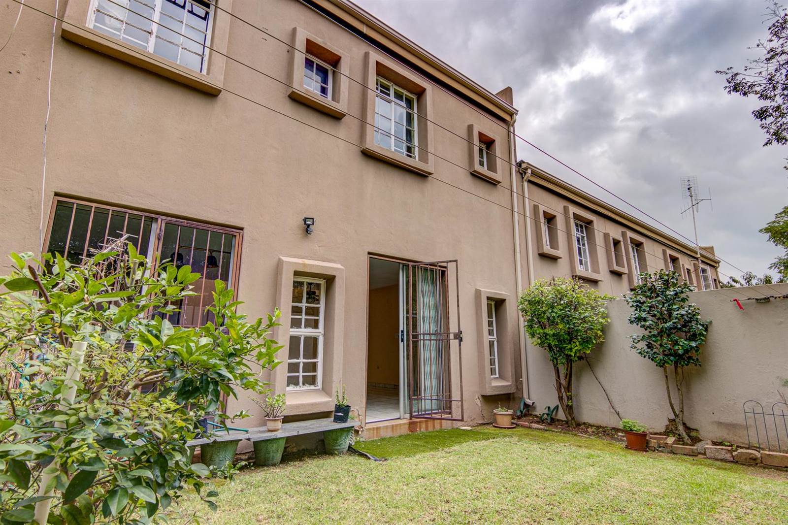 2 Bed Townhouse in Corlett Gardens photo number 2