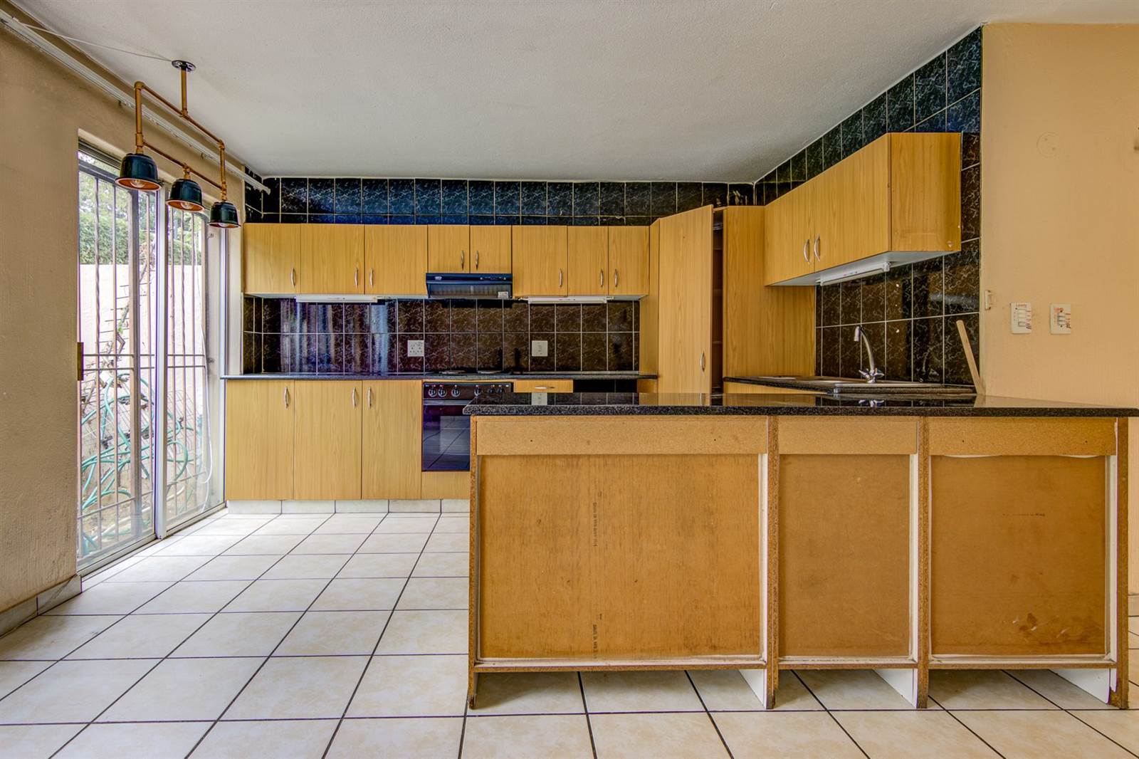 2 Bed Townhouse in Corlett Gardens photo number 4