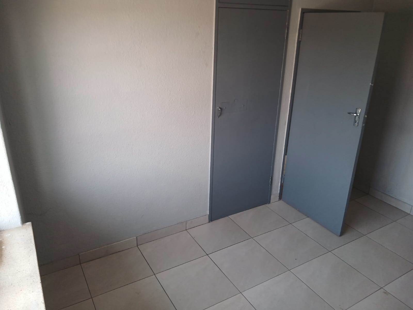 2 Bed Apartment in Germiston Central photo number 14