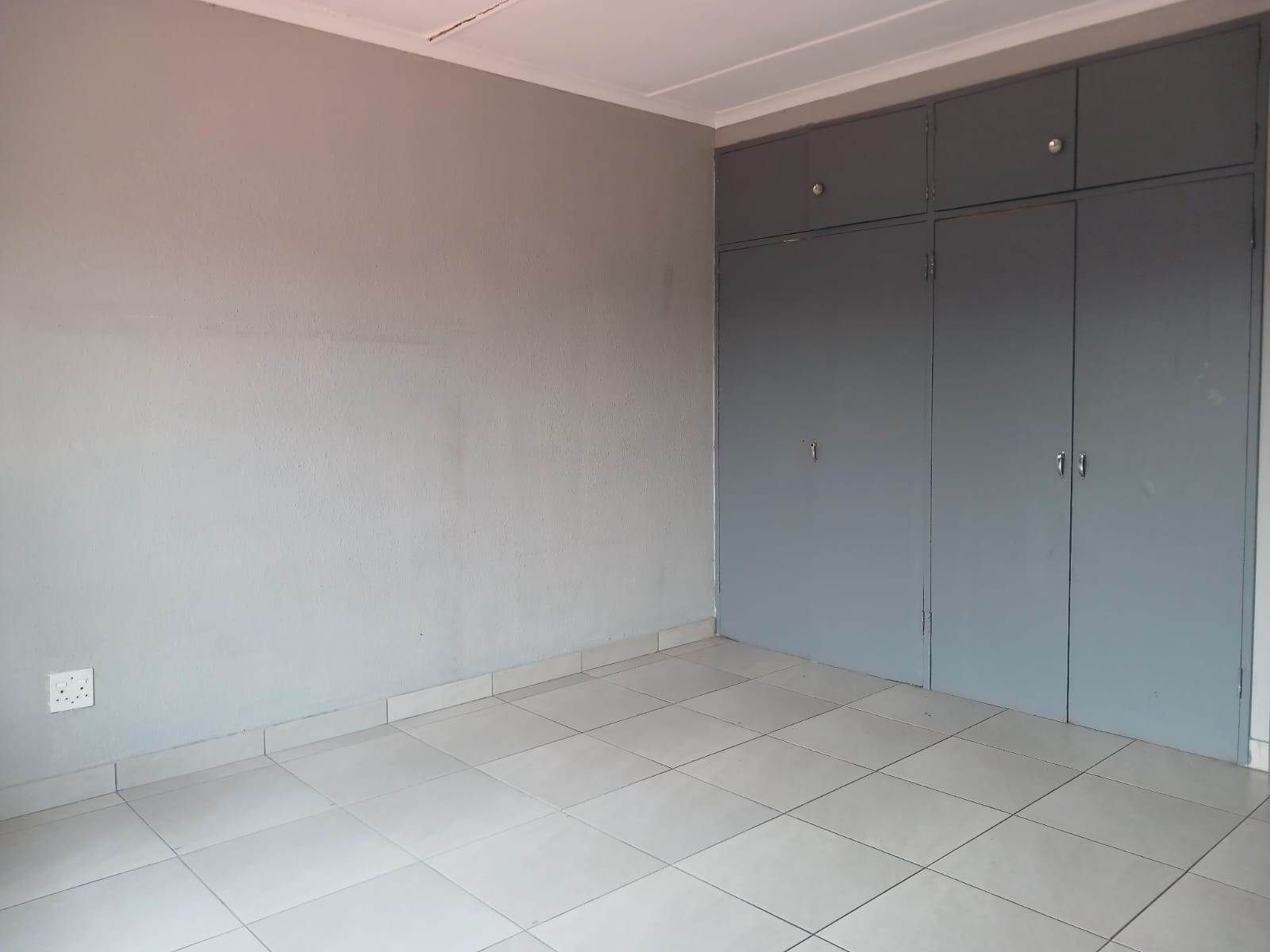 2 Bed Apartment in Germiston Central photo number 12