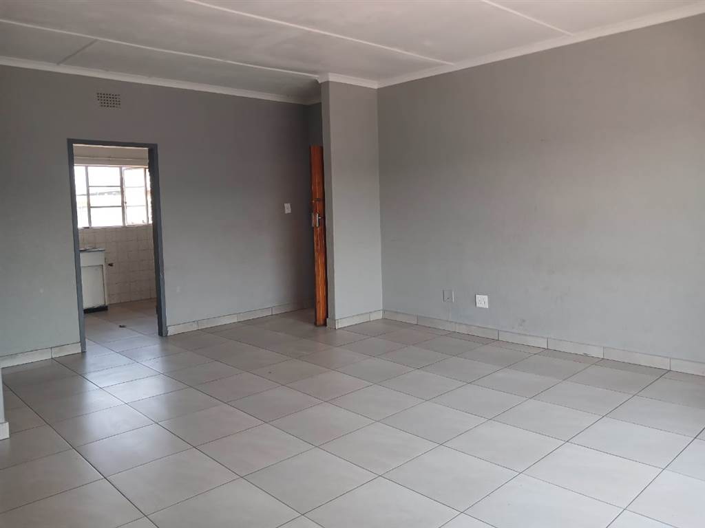 2 Bed Apartment in Germiston Central photo number 4