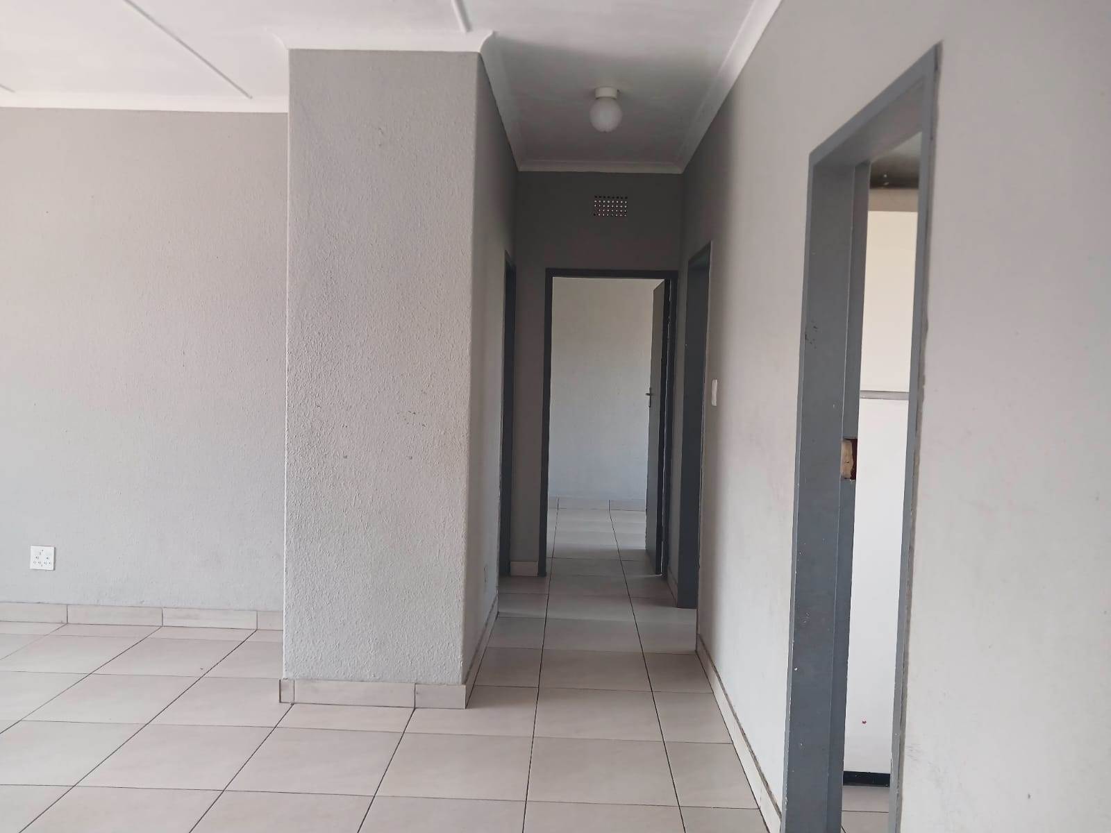2 Bed Apartment in Germiston Central photo number 7
