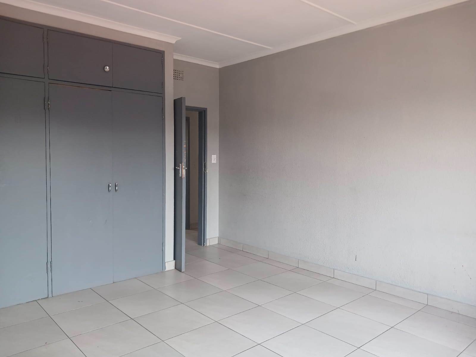 2 Bed Apartment in Germiston Central photo number 11