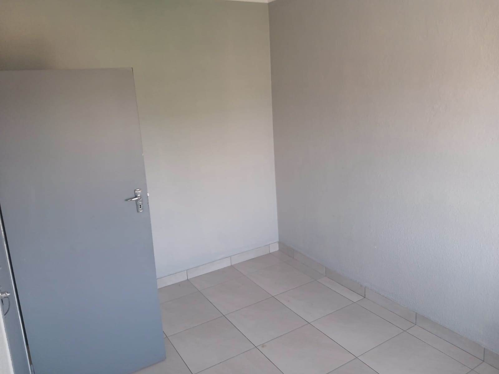 2 Bed Apartment in Germiston Central photo number 13