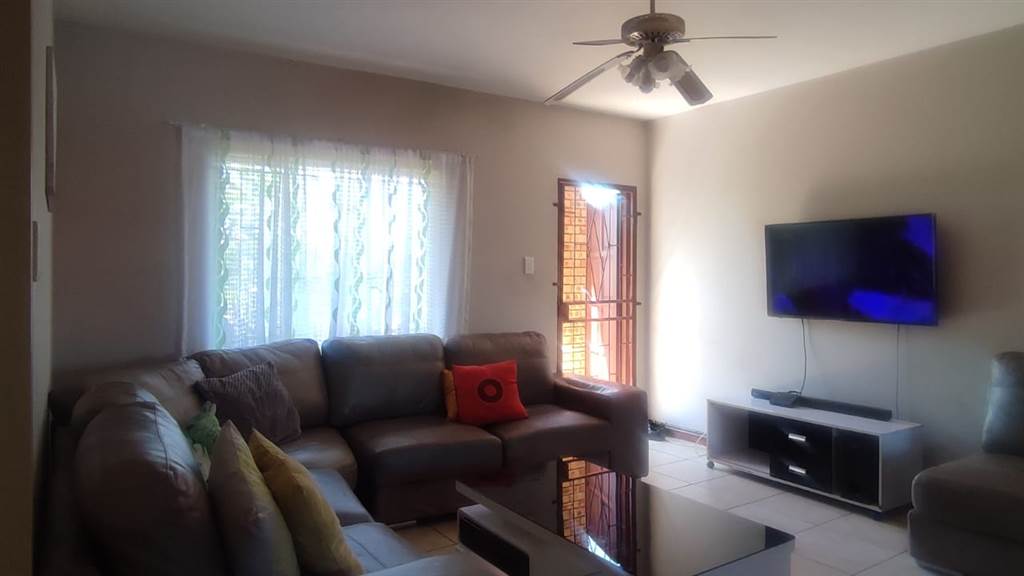 2 Bed Flat in Rustenburg Central photo number 7