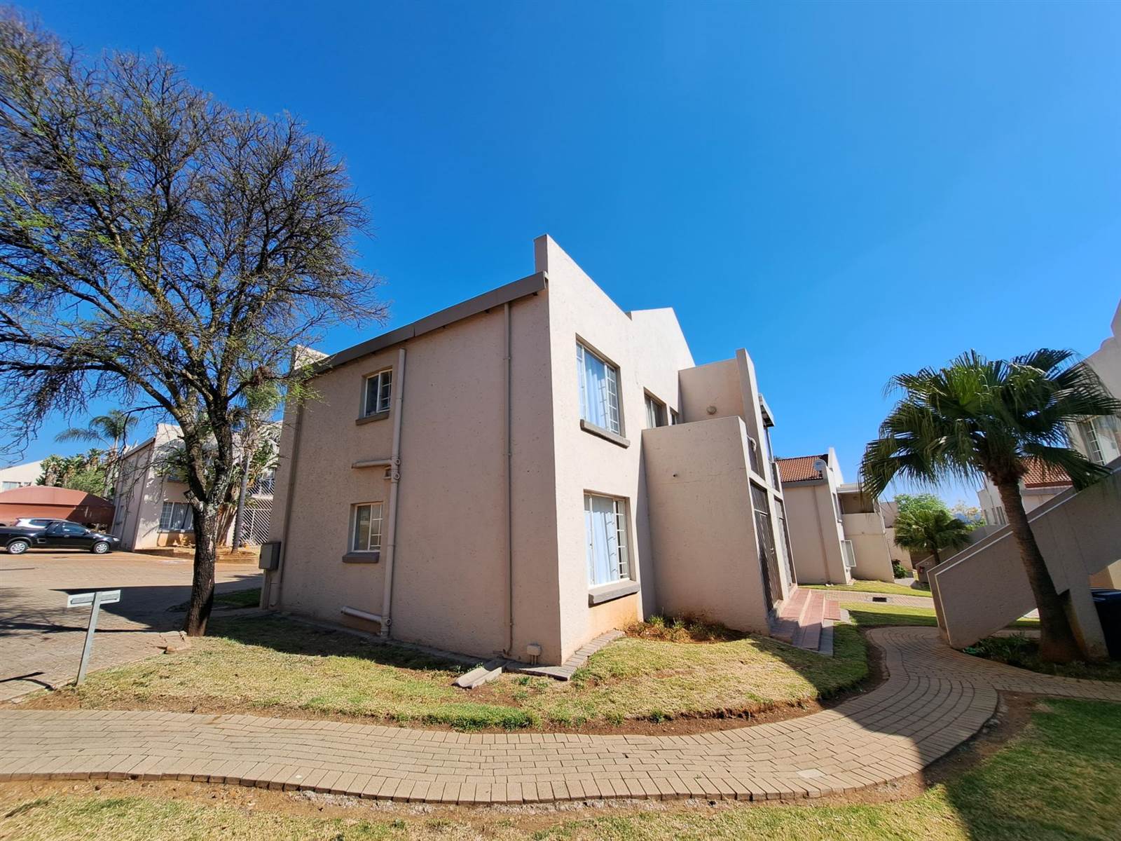 2 Bed Townhouse in Garsfontein photo number 13