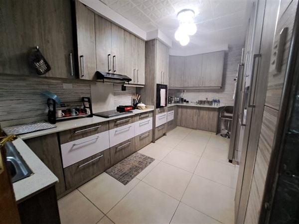 6 Bedroom House 6 Bedroom House