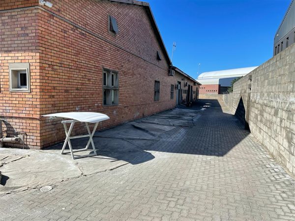 285  m² Industrial space in Alton