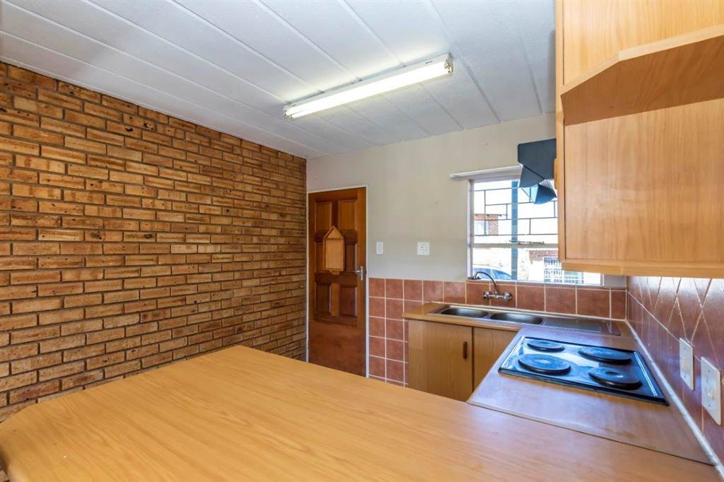 2 Bed Apartment in Krugersdorp Central photo number 16