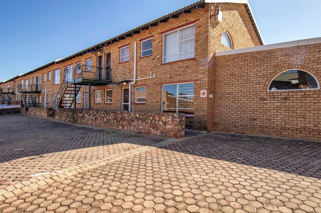 2 Bed Apartment in Krugersdorp Central photo number 14