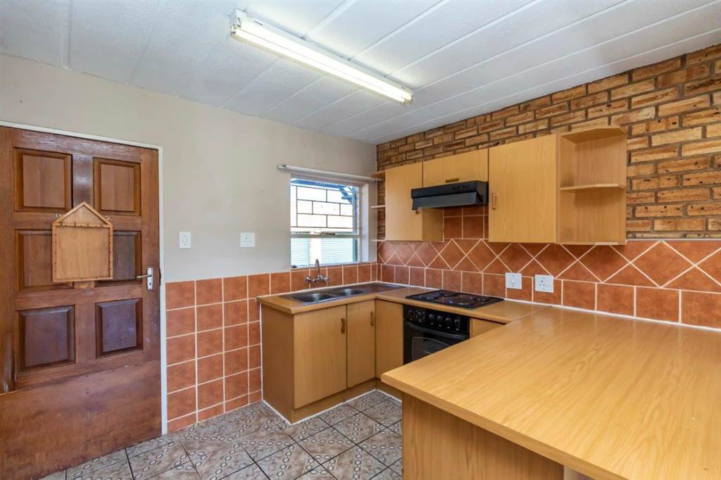 2 Bed Apartment in Krugersdorp Central photo number 5