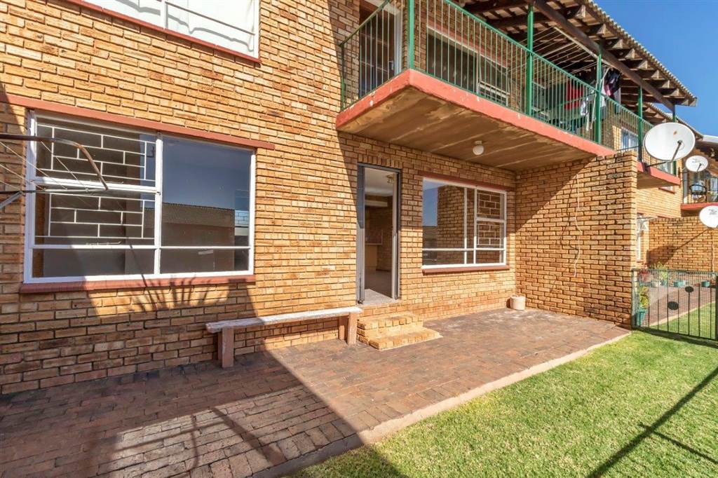 2 Bed Apartment in Krugersdorp Central photo number 17