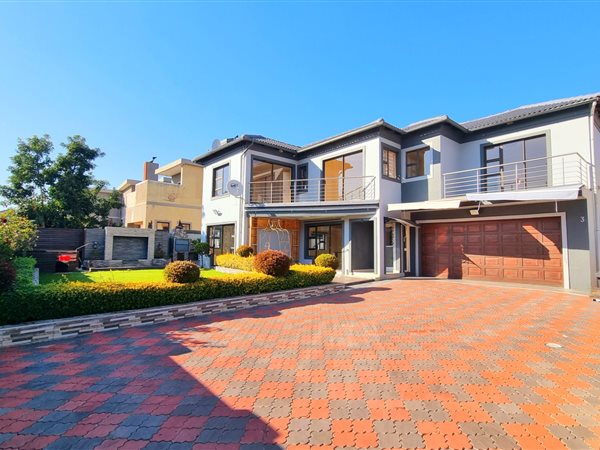 5 Bed House in Crescent Wood Country Estate
