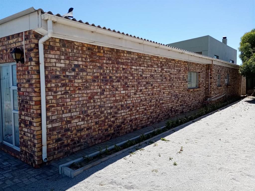 4 Bed House in Strandfontein photo number 15