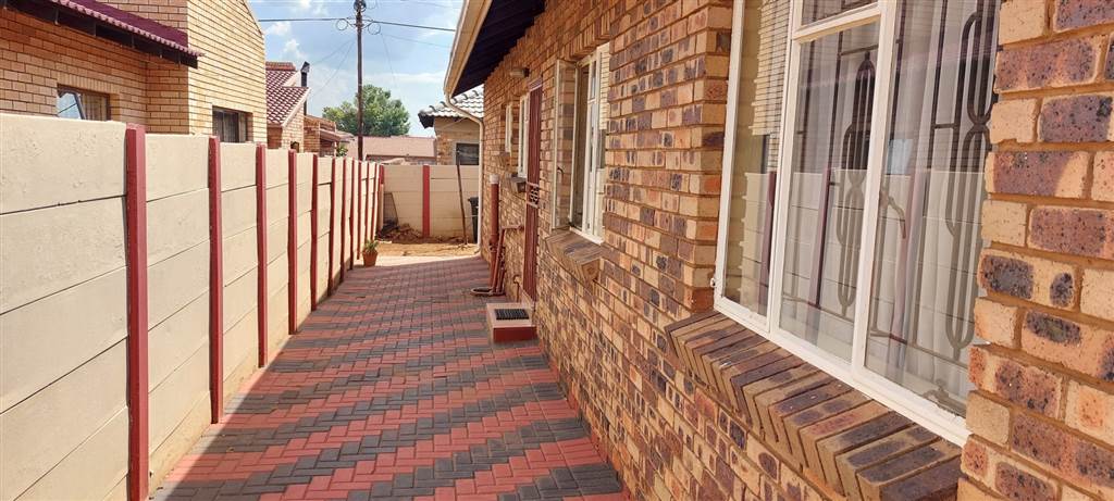 3 Bed House in Spruit View photo number 5