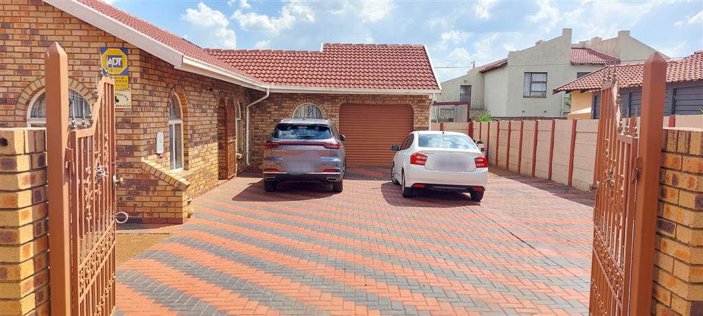 3 Bed House in Spruit View photo number 2
