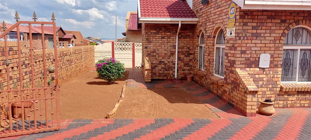 3 Bed House in Spruit View photo number 4