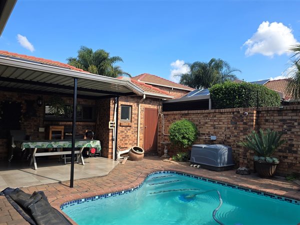 3 Bedroom Townhouse 3 Bedroom Townhouse