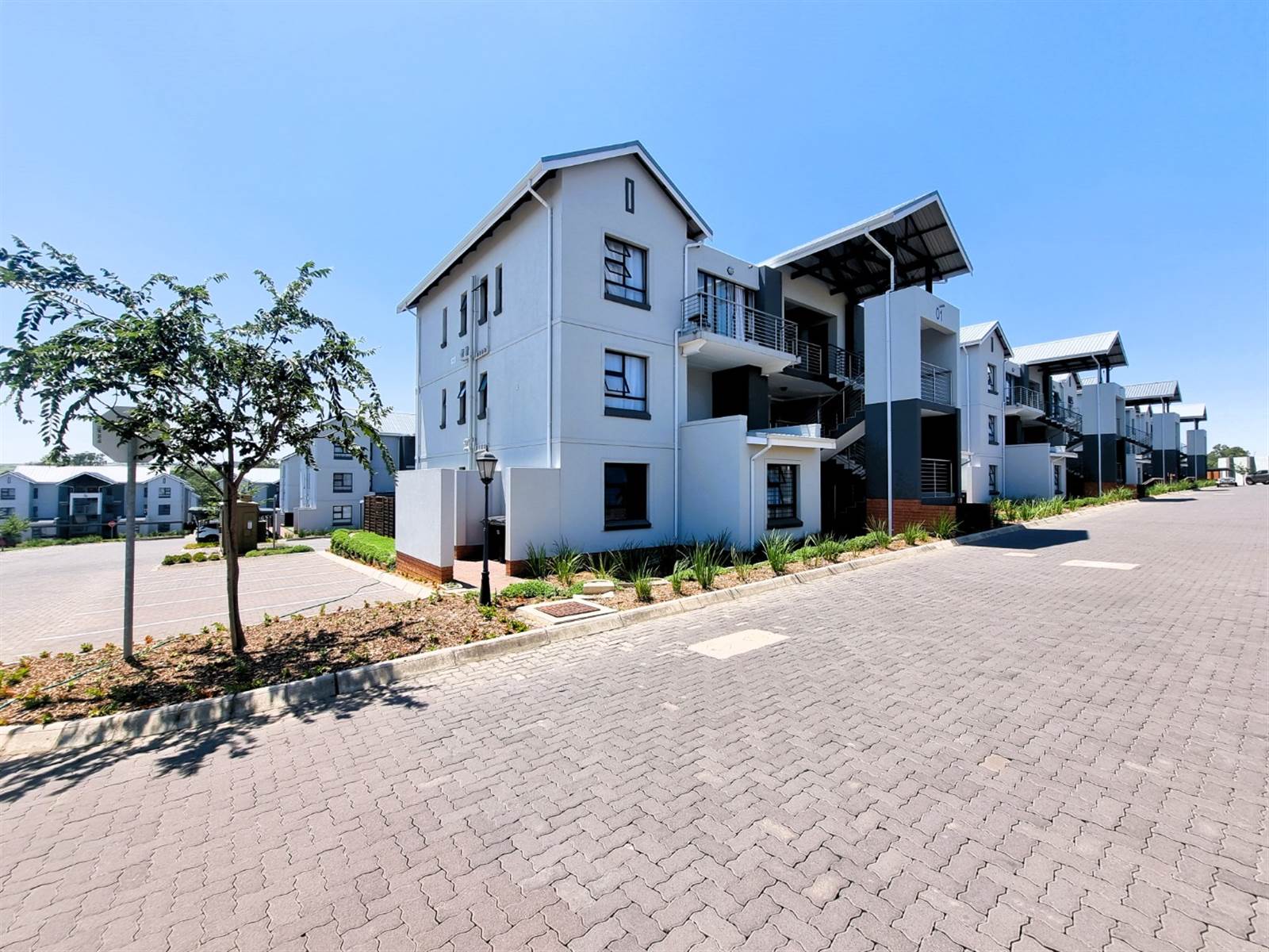 1 Bed Apartment in Modderfontein photo number 1