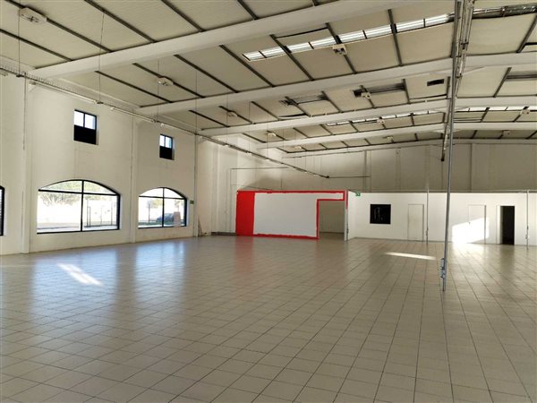 1 648  m² Retail Space