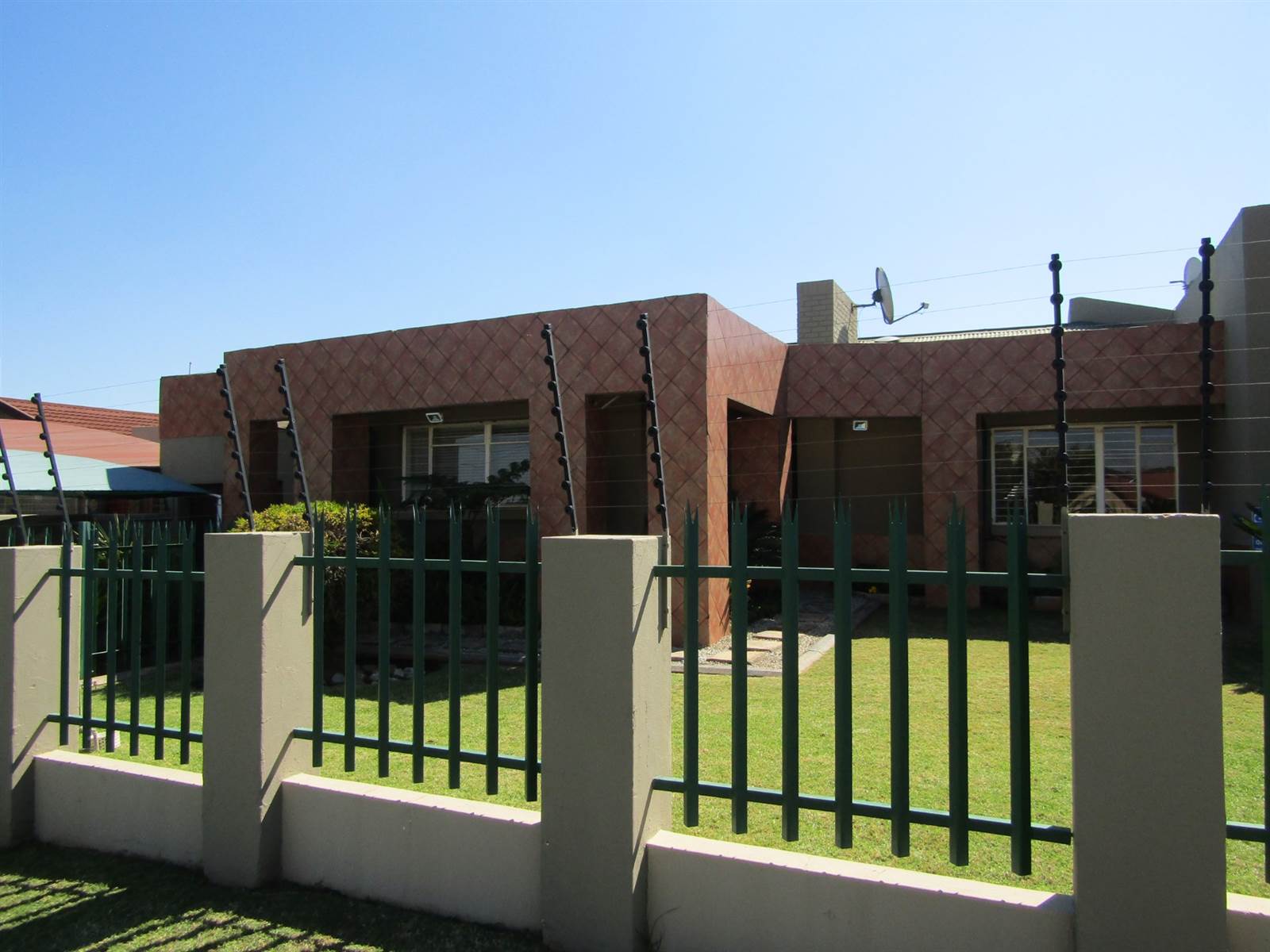 4 Bed House in Krugersdorp North photo number 3