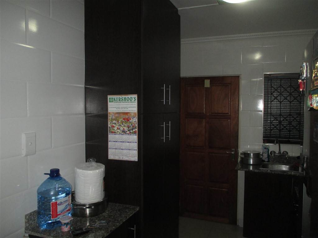 2 Bed Flat in Woodhurst photo number 3