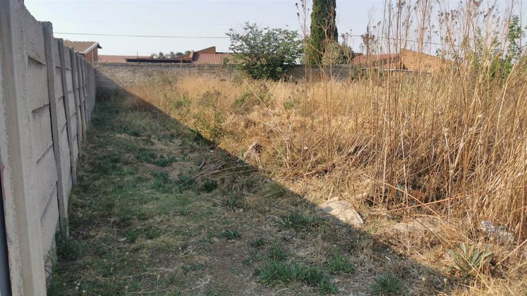 350 m² Land available in Minnebron photo number 1