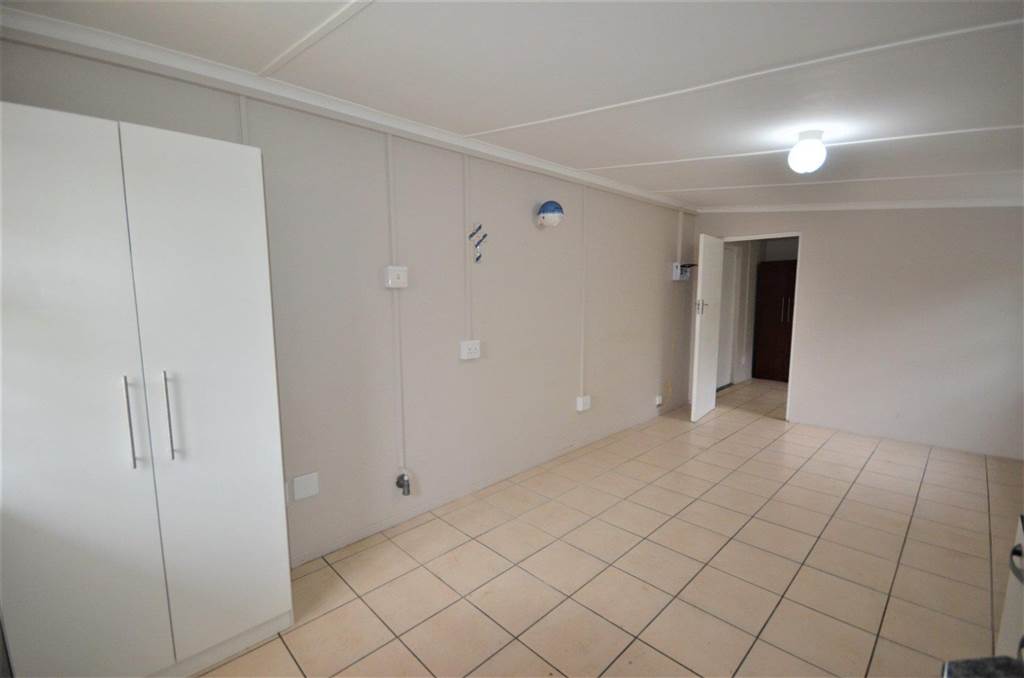 1 Bed Apartment in Bonnie Doone photo number 3