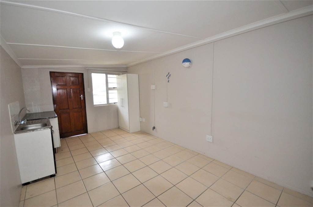 1 Bed Apartment in Bonnie Doone photo number 4