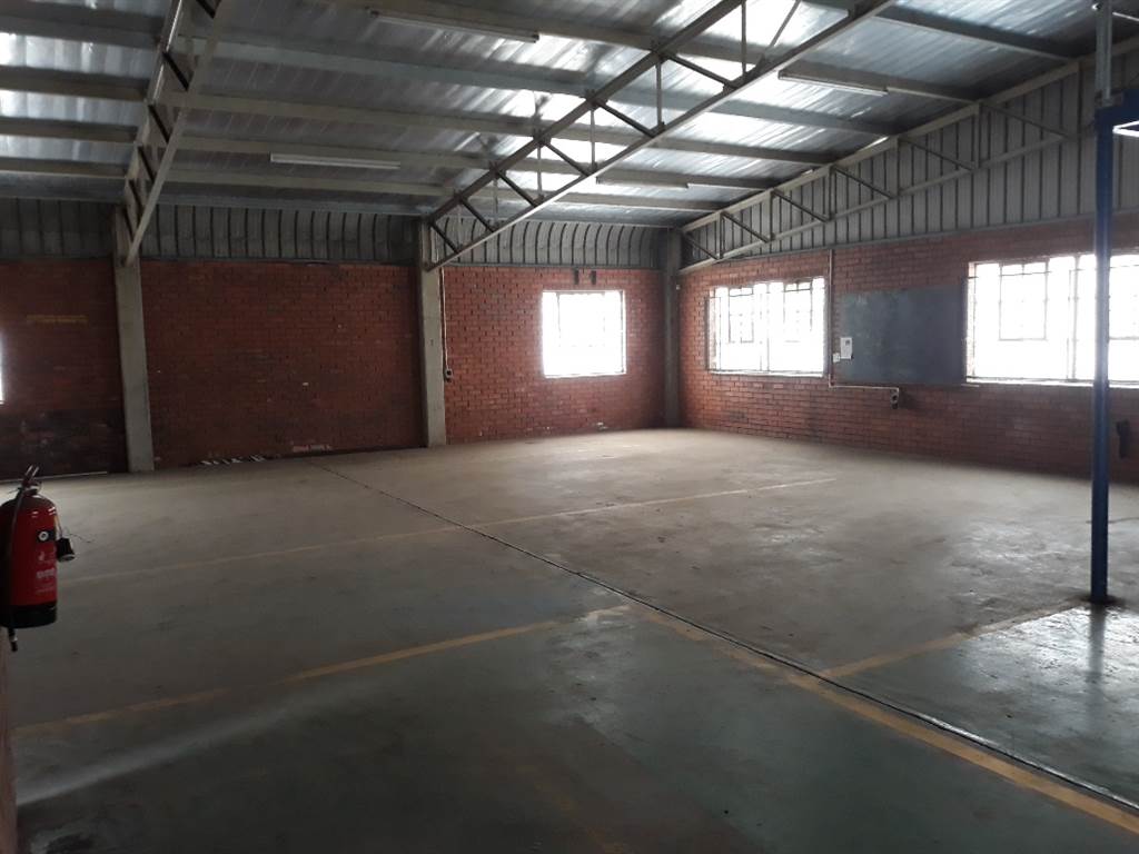200  m² Industrial space in Alton photo number 5