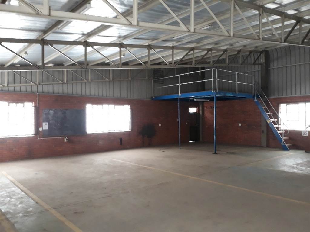 200  m² Industrial space in Alton photo number 3