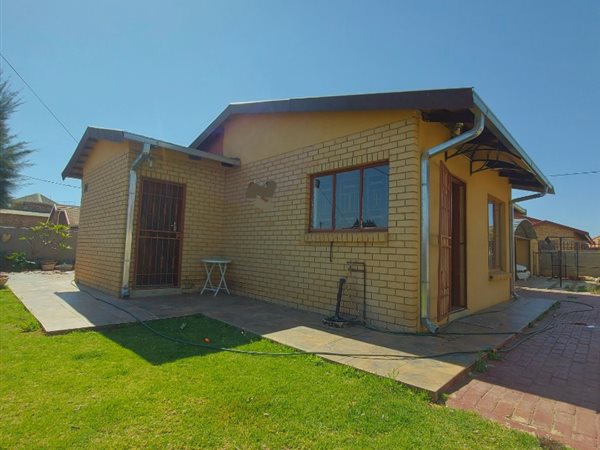 3 Bed House in Mmabatho unit 15