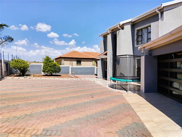 4 Bedroom House 4 Bedroom House