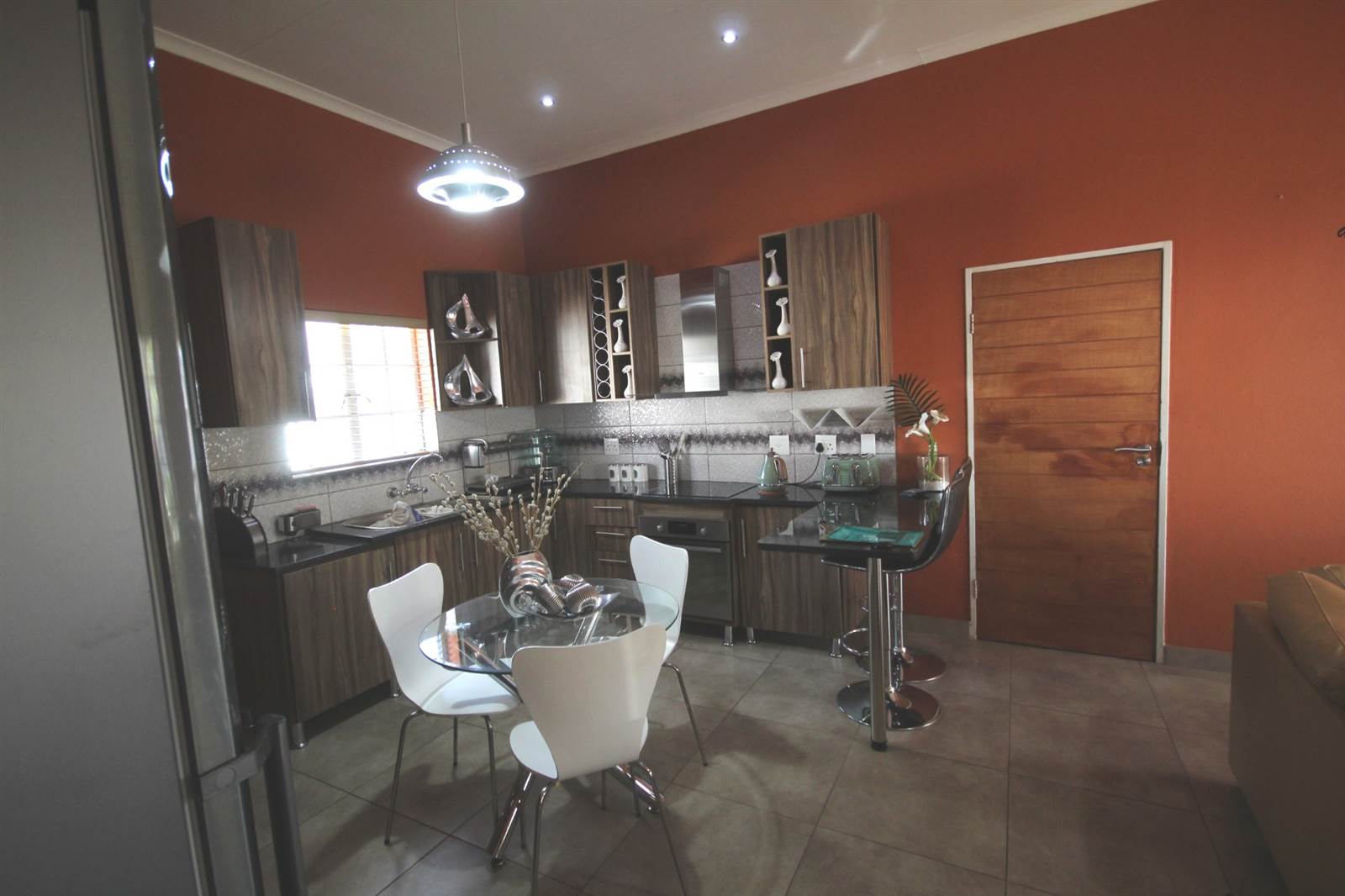 2 Bed Townhouse in Magaliesberg Country Estate photo number 3