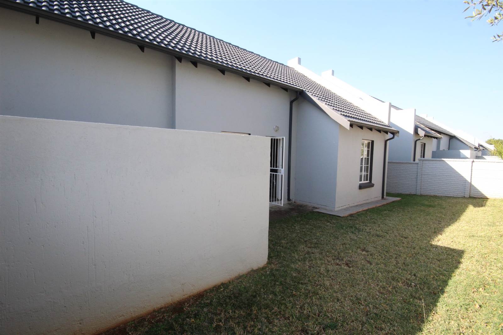 2 Bed Townhouse in Magaliesberg Country Estate photo number 19