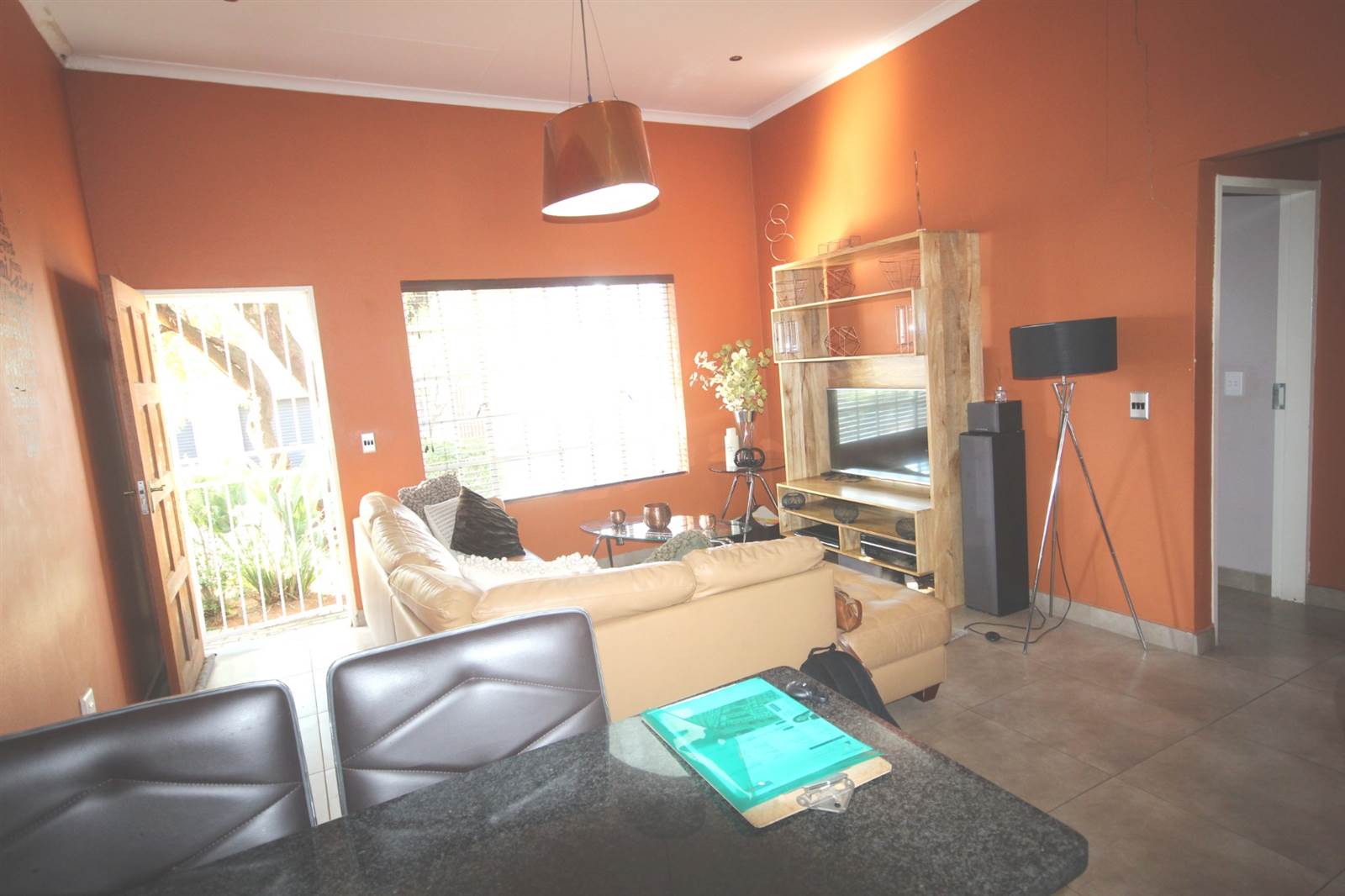 2 Bed Townhouse in Magaliesberg Country Estate photo number 5