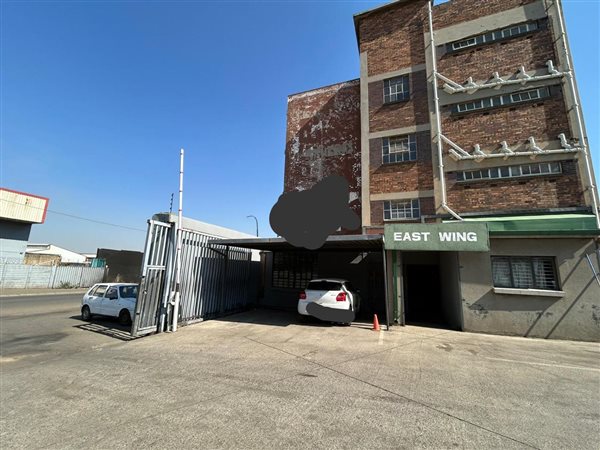 329  m² Commercial space