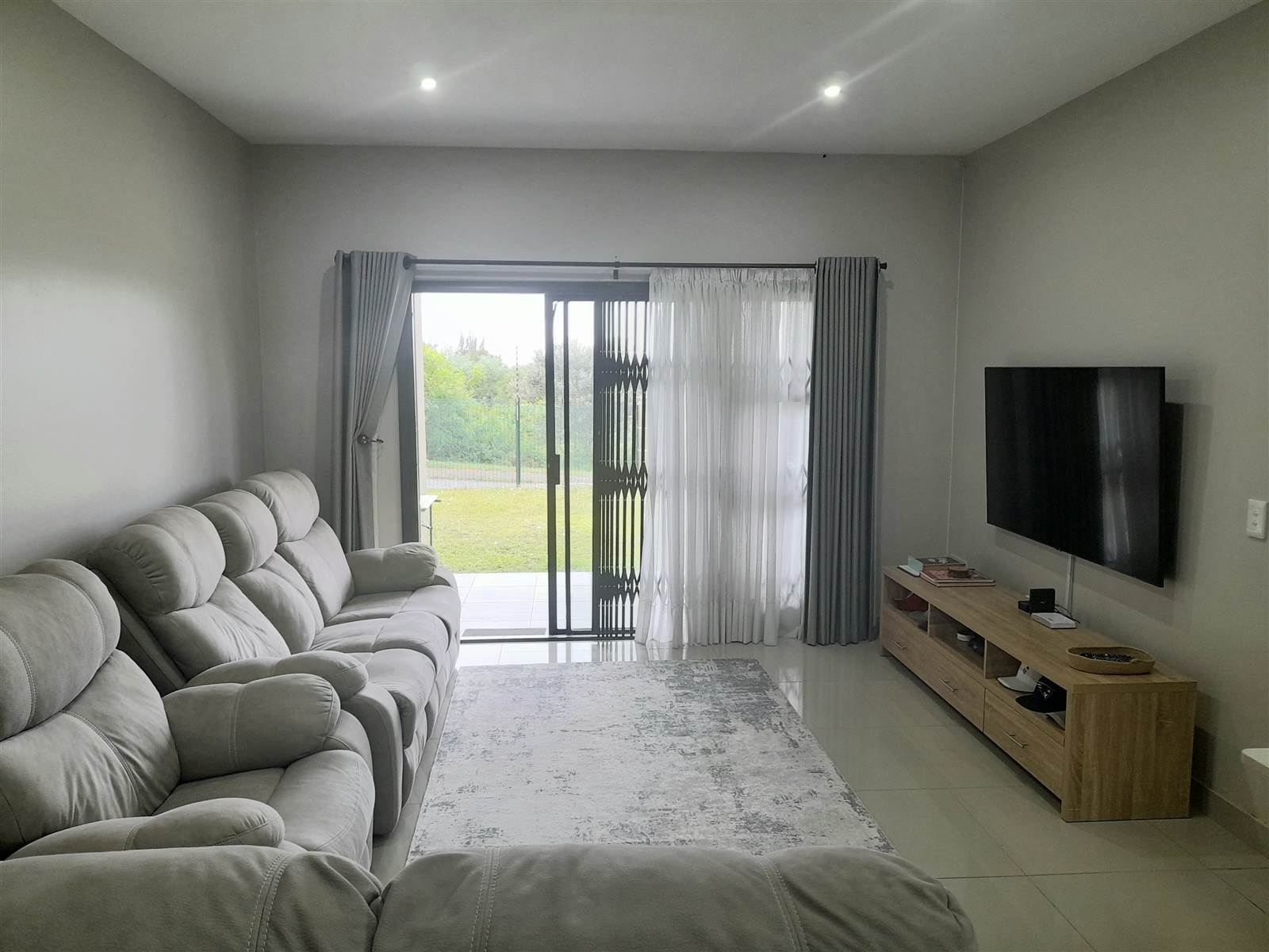 3 Bed Apartment in Tongaat Beach photo number 6