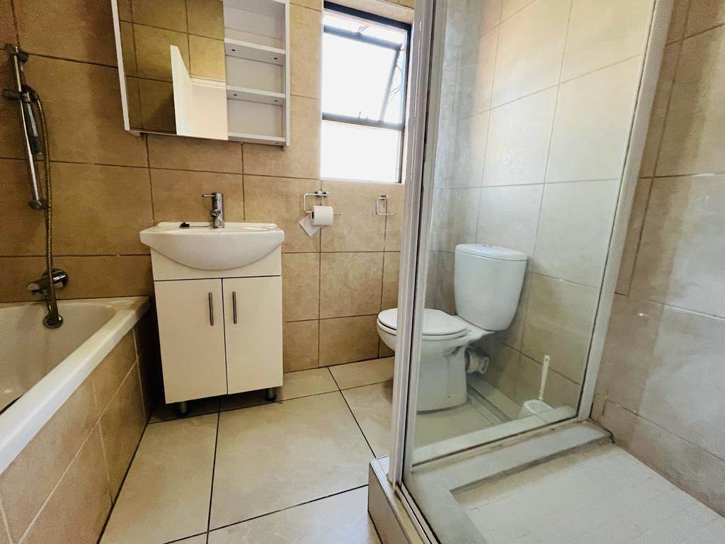 2 Bed Apartment in Lonehill photo number 23