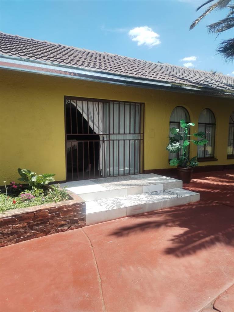3 Bed House in Brakpan North photo number 2