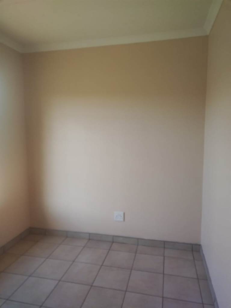 3 Bed House in Postmasburg photo number 8