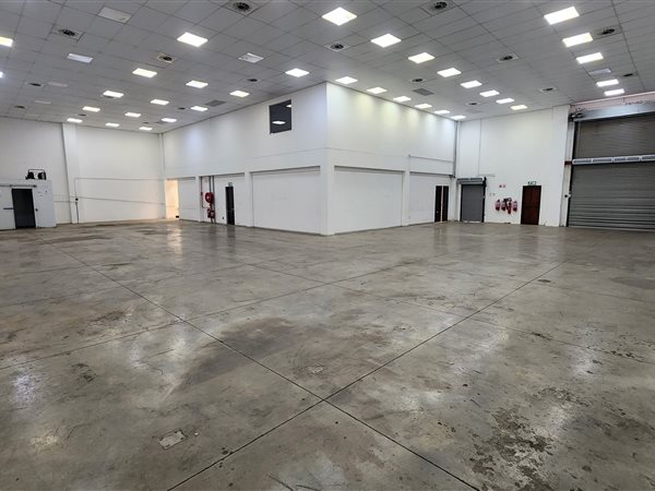 883  m² Industrial space in North Riding