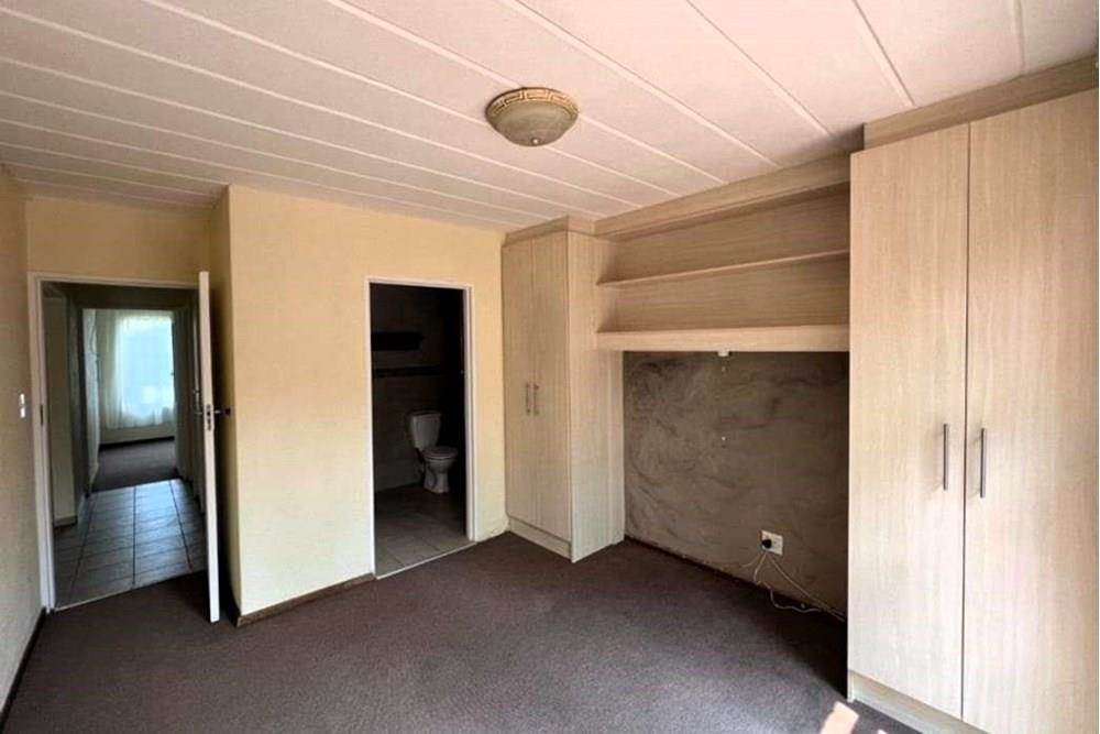 2 Bed Townhouse in Sasolburg photo number 12