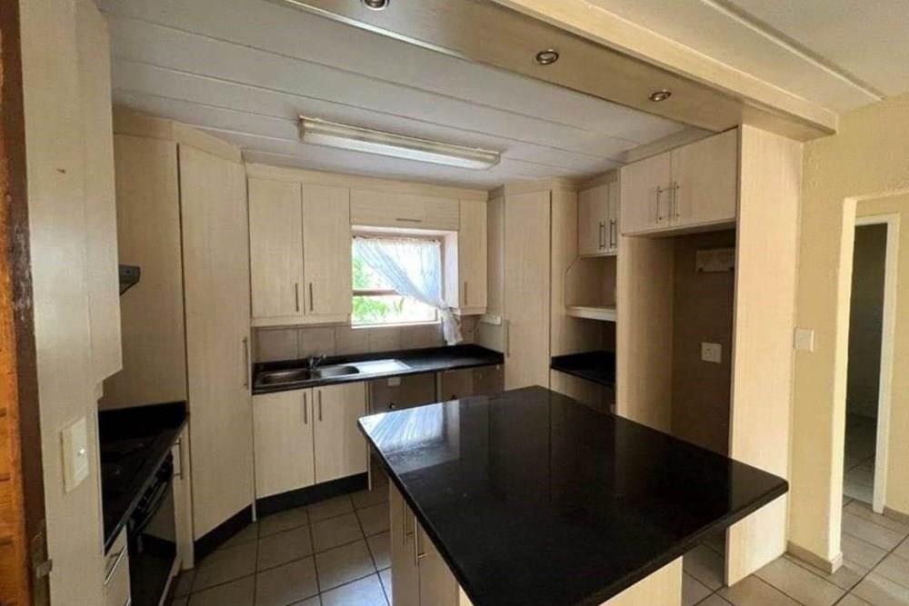 2 Bed Townhouse in Sasolburg photo number 7
