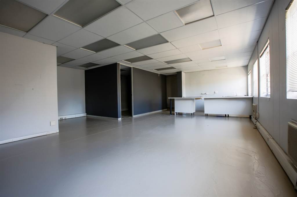 165  m² Office Space in Bellville Central photo number 3