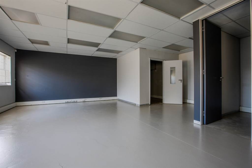 165  m² Office Space in Bellville Central photo number 8