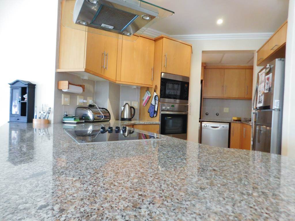 3 Bed Apartment in Amanzimtoti photo number 5