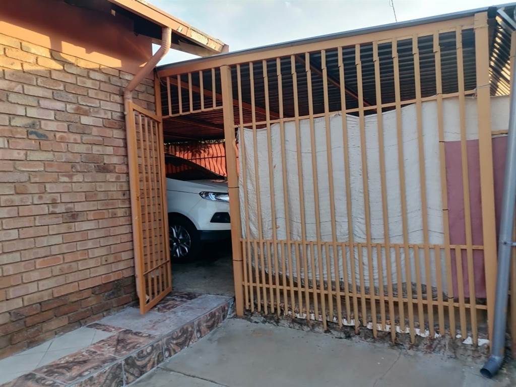 3 Bed House in Mabopane photo number 4